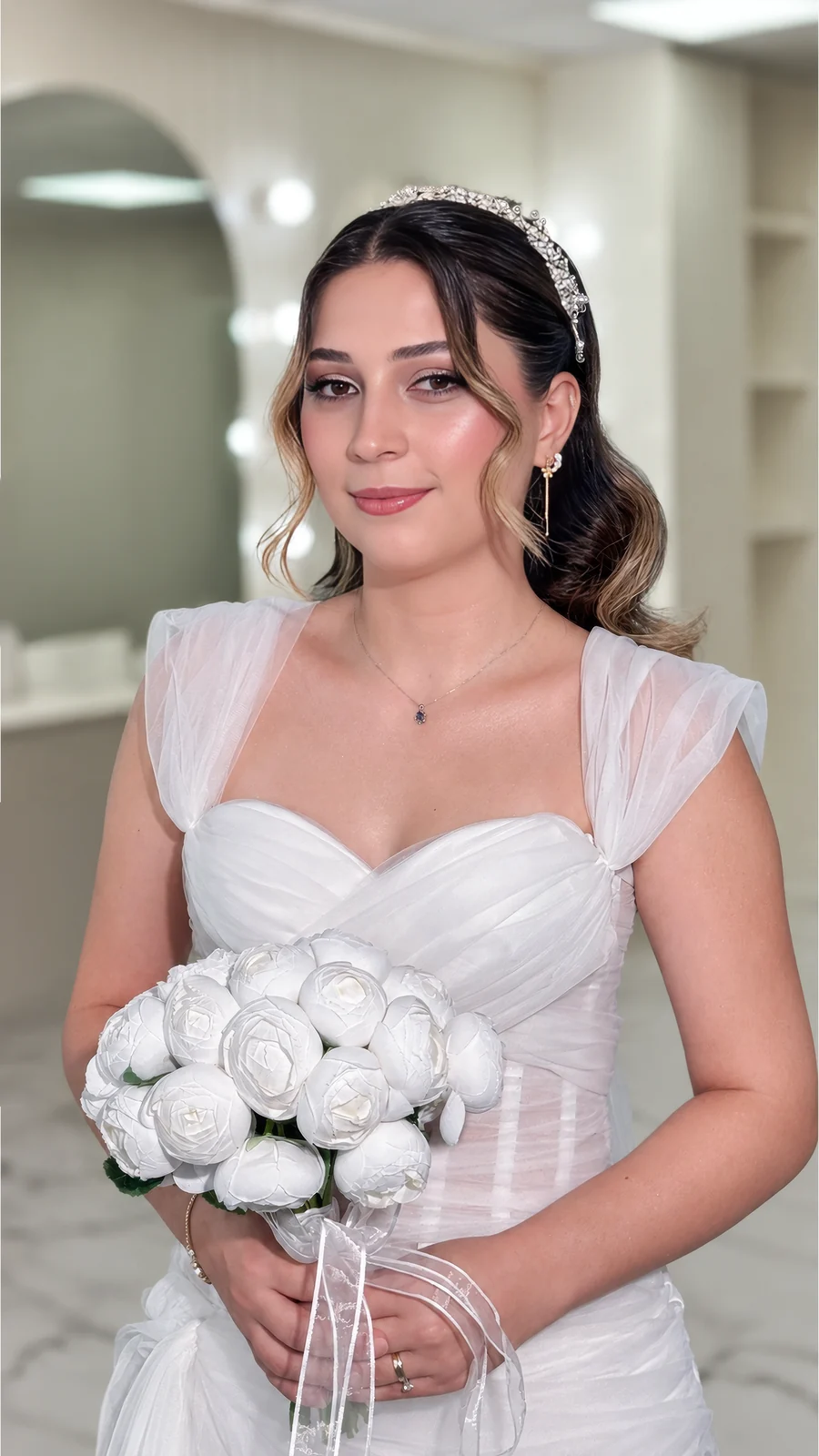 Buketiyle gelin makyajının ve saçının son görünümü