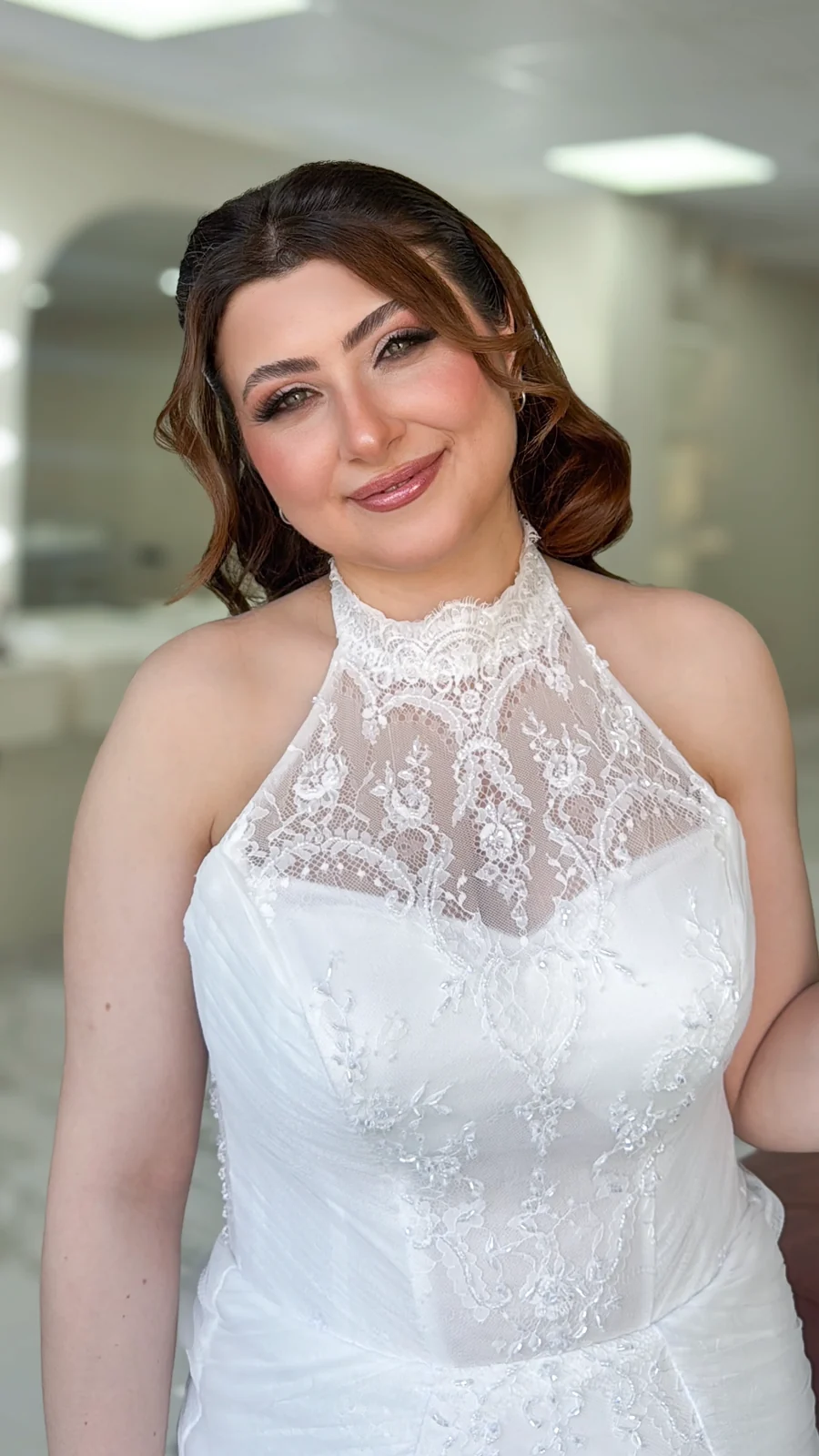 Dantel gelinlikle gelin makyajı ve dalgalı saç