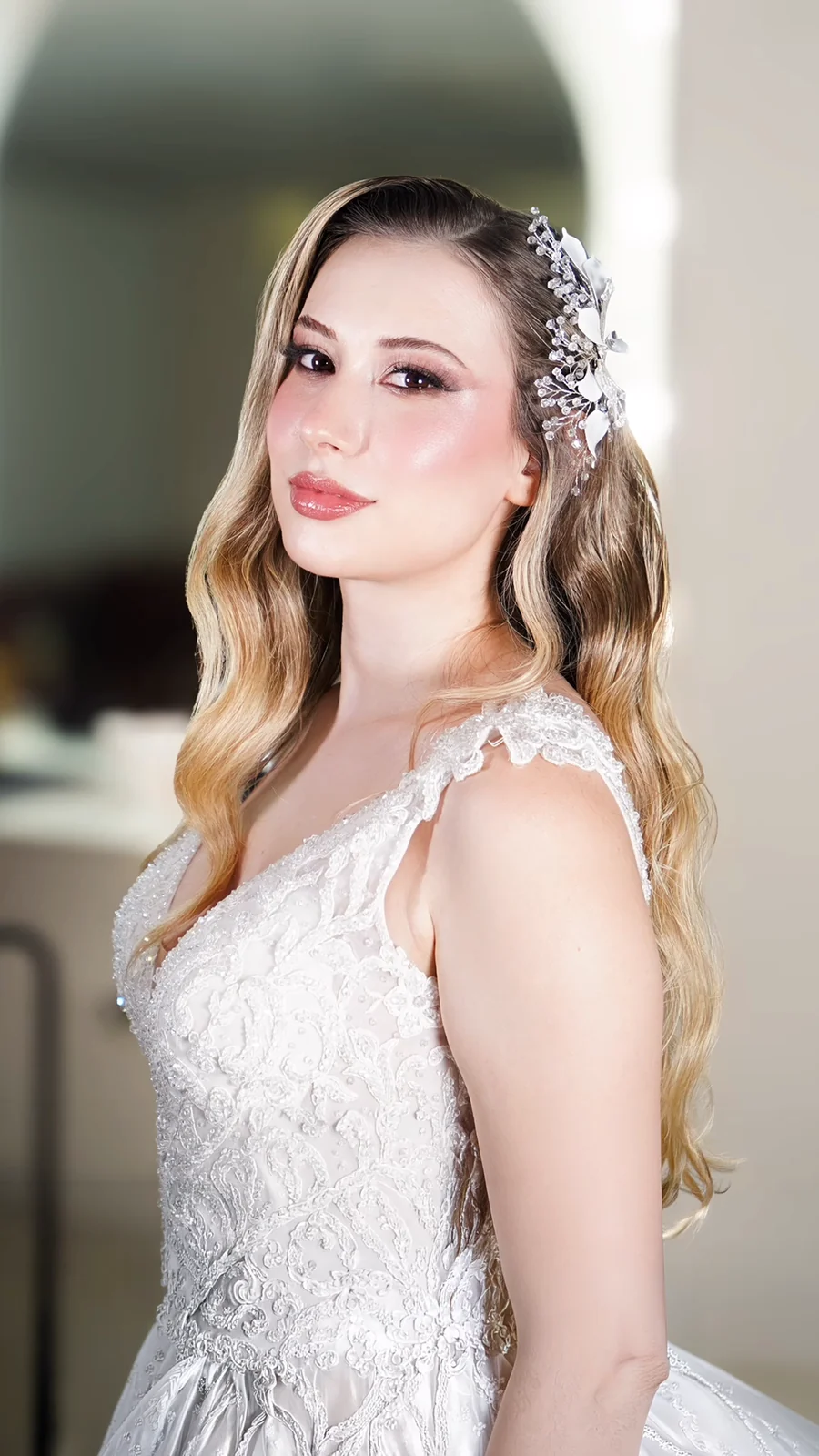 Dalgalı saç ve kristal aksesuarla gelin makyajı